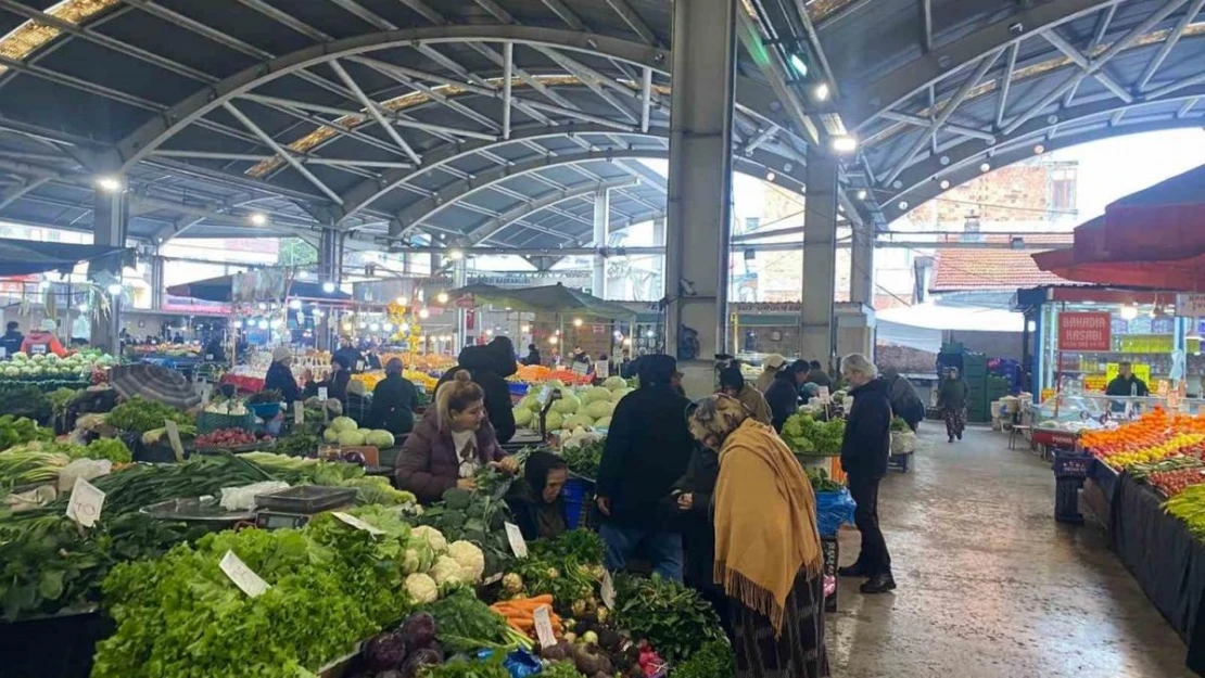 Pazarda fiyatlar düştü, vatandaş yoğun ilgi gösterdi