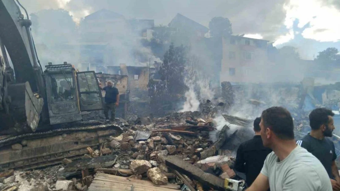 Erzurum Pazaryolunda korkutan yangın... 15 ev etkilendi