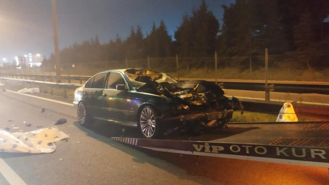 Pendik Kurtköy TEM Otoyolu'nda yolun karşısına geçmek isteyen 4 kişiye otomobil çarptı. Yolun karşısına geçmek isteyen aynı aileden 4 kişi ve otomobil sürücüsü hayatını kaybetti.