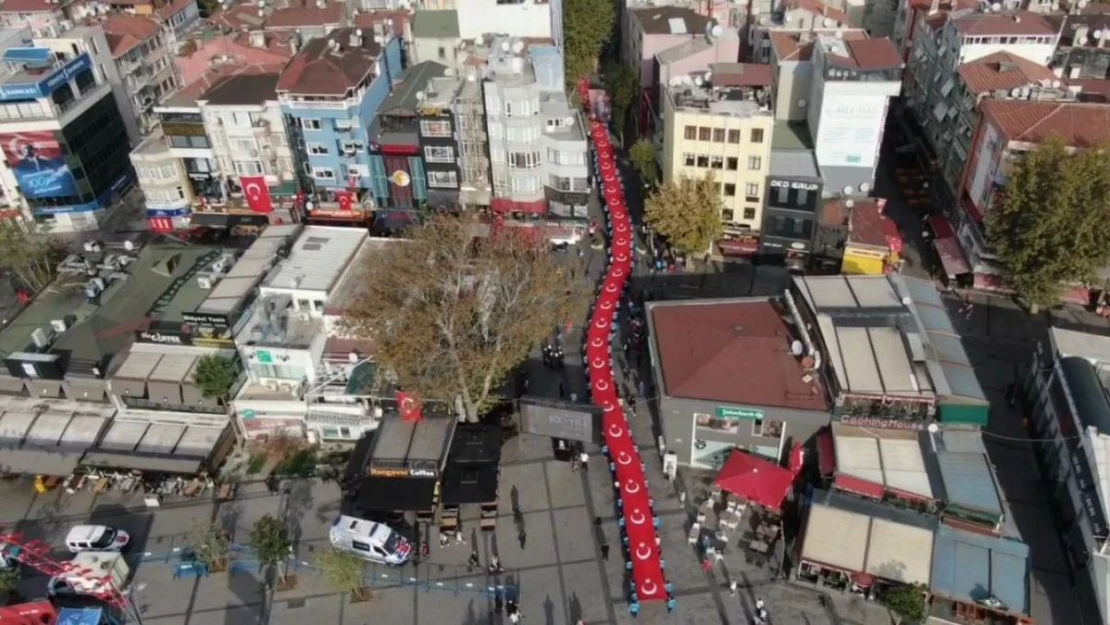 Pendik'te 100 metrelik Türk bayrağı ile Cumhuriyet kutlaması