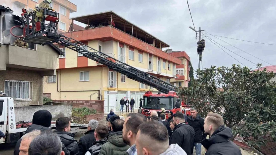 Pendik'te 2 katlı bina alev alev yandı