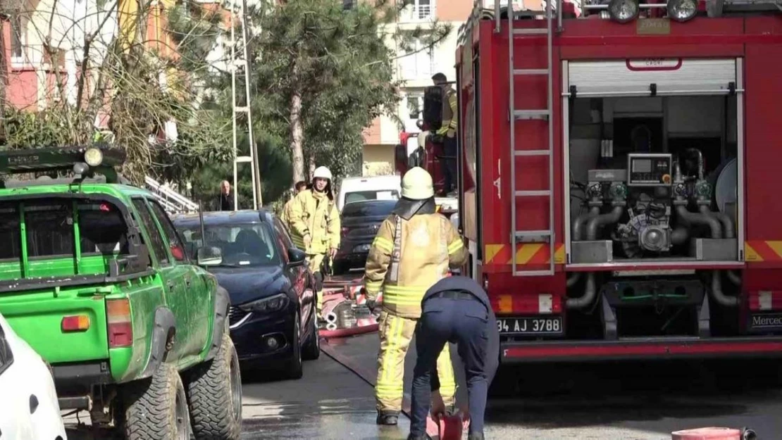 Pendik'te 5 katlı binanın çatısı alev alev yandı