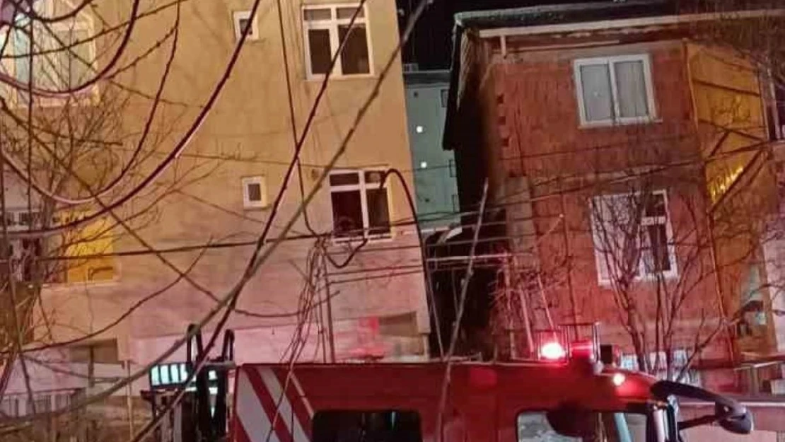 Pendik'te apartman dairesinde yangın paniği