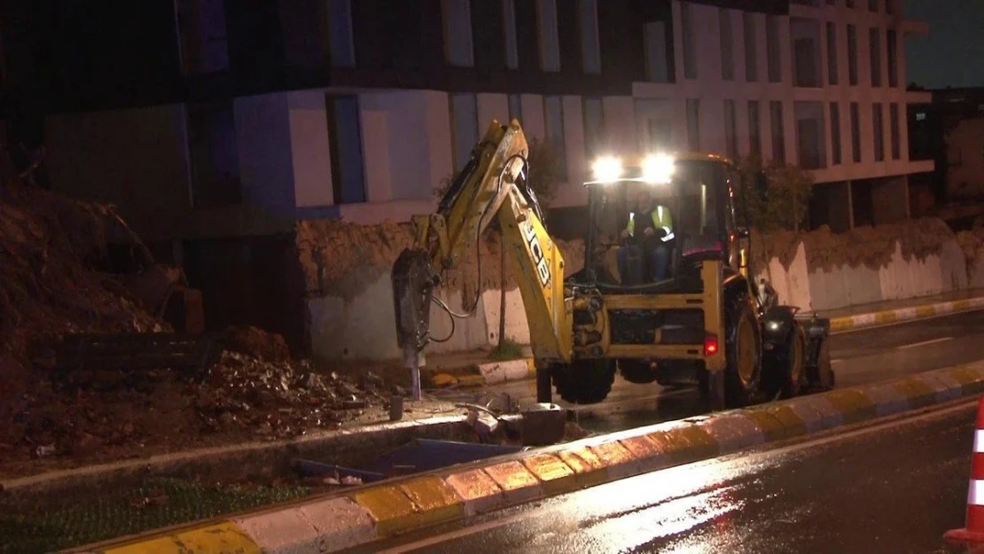 Pendik'te aşırı yağış nedeniyle istinat duvarı çöktü