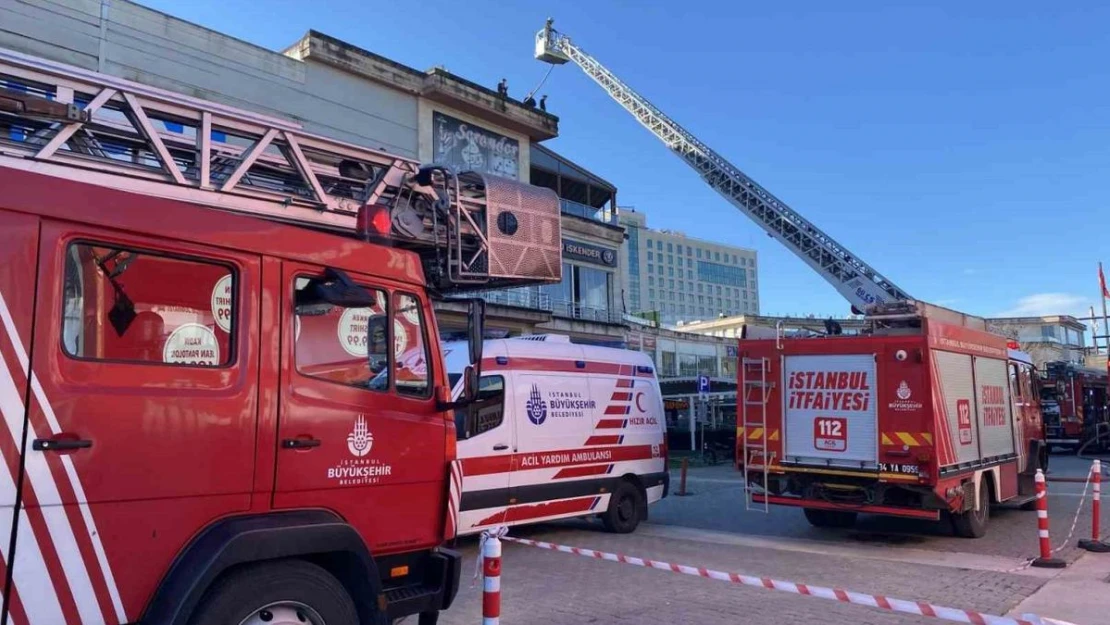 Pendik'te AVM'nin restoranında çıkan yangın söndürüldü