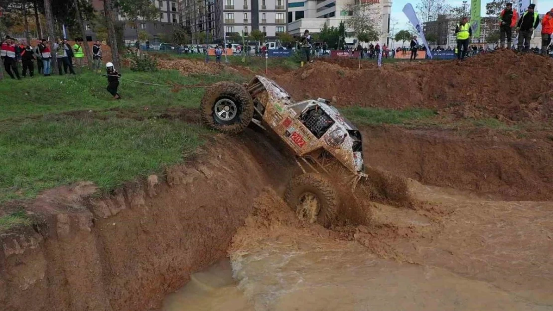 Pendik'te dev arazi araçlarının engelli parkurda off-road yarışları nefes kesti