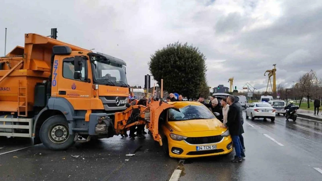 Pendik'te İBB'ye ait kar küreme aracı ticari taksiye çarptı: 3 yaralı