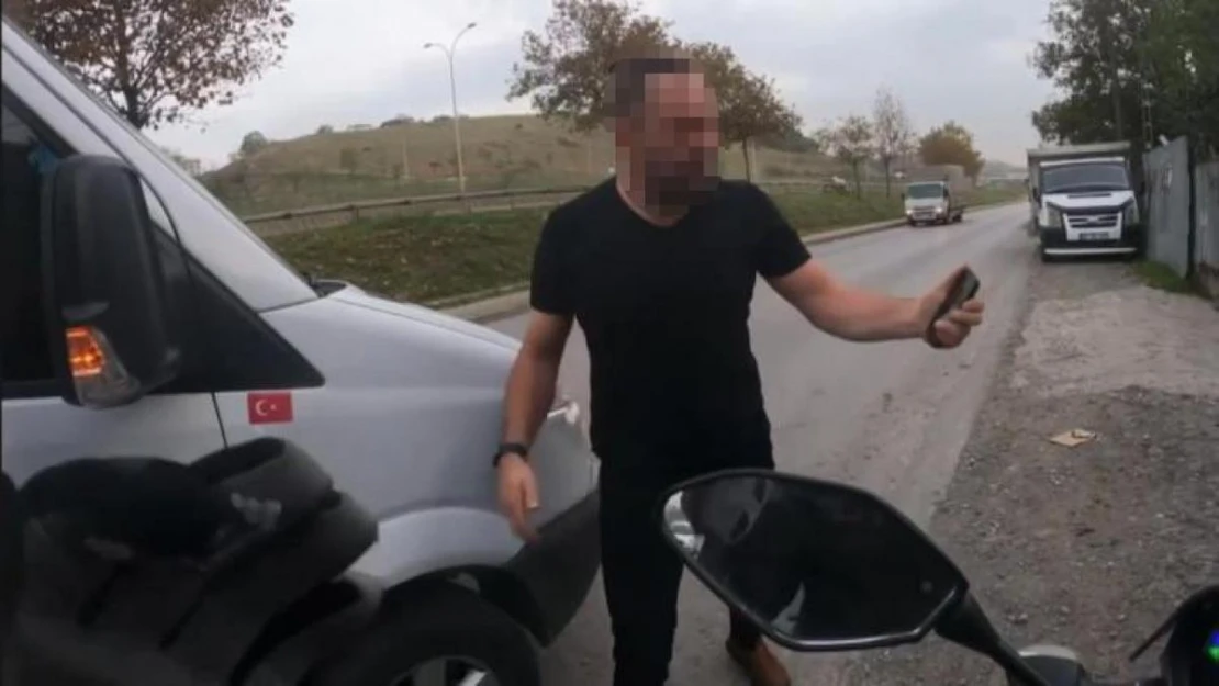 Pendik'te kendisine baktı diye motosikletliyi yolda sıkıştırdı