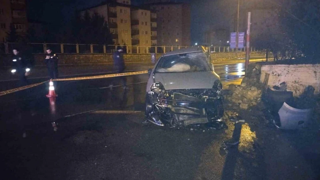 Pendik'te kontrolden çıkan araç duvara çarptı: 2 yaralı