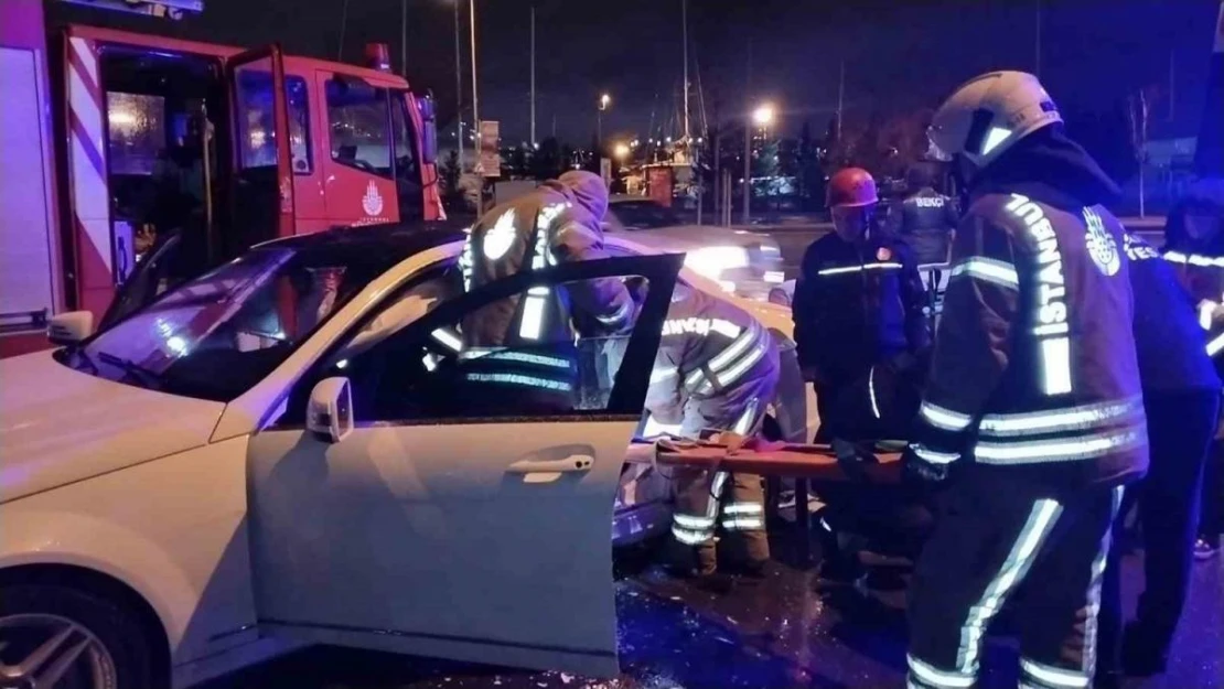 Pendik'te virajı alamayan ehliyetsiz sürücü otomobile çarptı: 1 yaralı