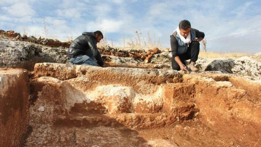 Perre'de 1800 yıllık boğa başı kabartması bulundu