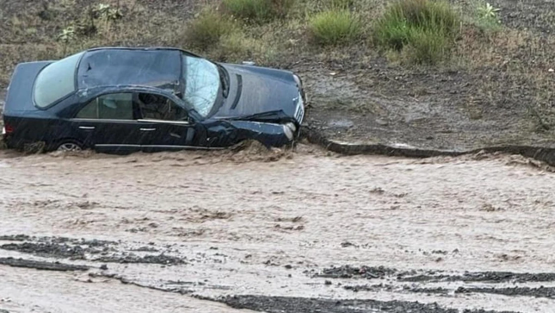 Polatlı'da sele kapılan bir otomobil tarlaya sürüklendi