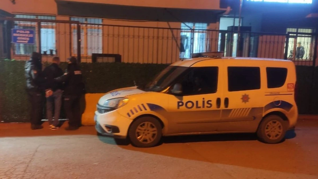 Polis 12 yıl 11 ay hapis cezası bulunan şahsı kurye kılığına girerek yakaladı