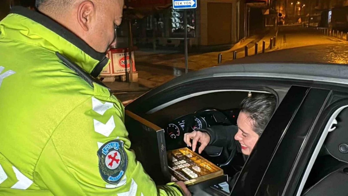 Polis bu sefer çikolata dağıttı