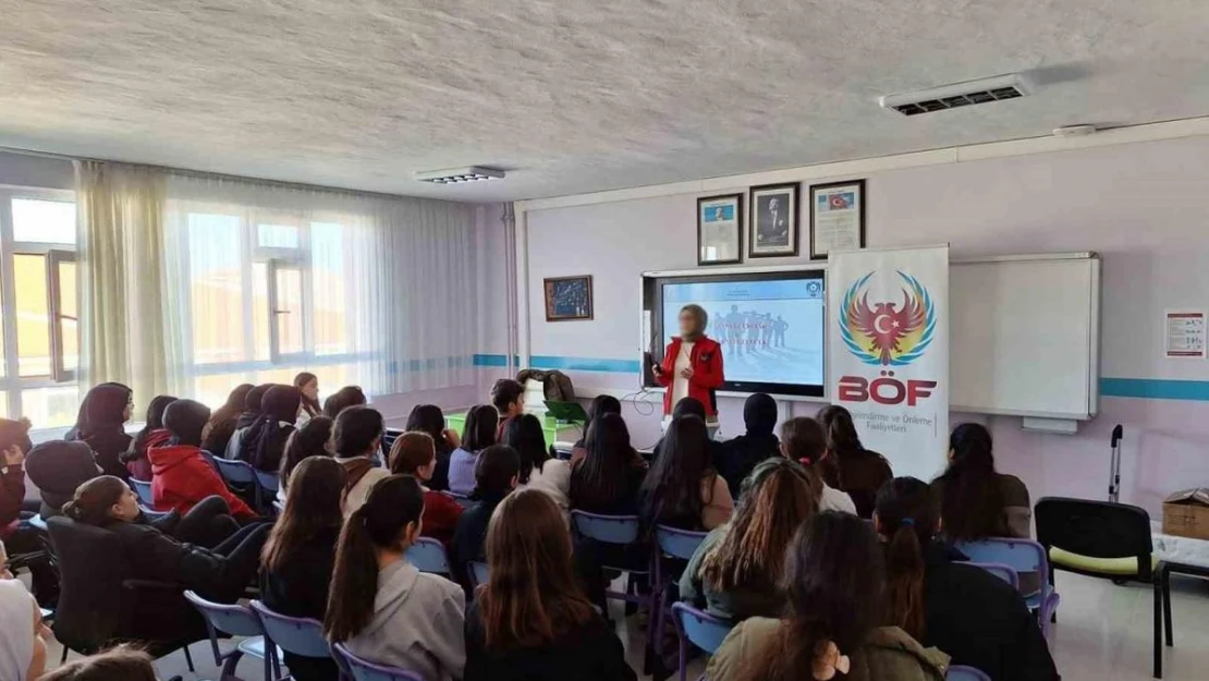 Polis ekipleri öğrencilere terörle mücadeleye yönelik sunum yaptı