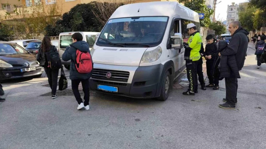 Polis ekiplerinden okul servis araçları ve çevrelerinde denetim