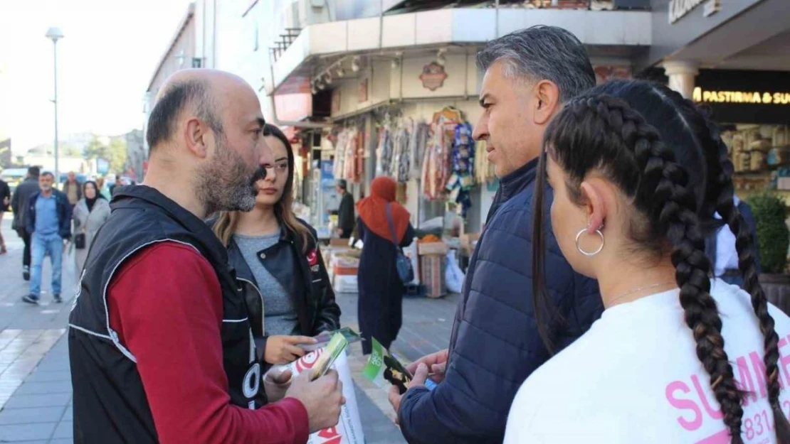 Polis ekiplerinden vatandaşa uyuşturucu bilgilendirmesi