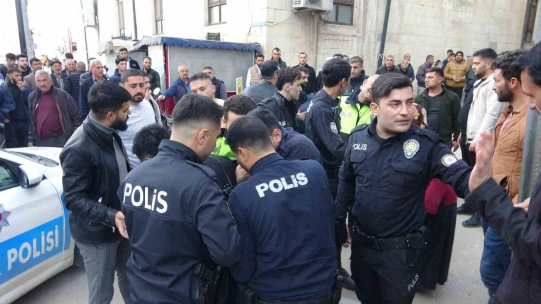 Polis ekiplerine mukavemette bulunan 2 şahıs gözaltına alındı