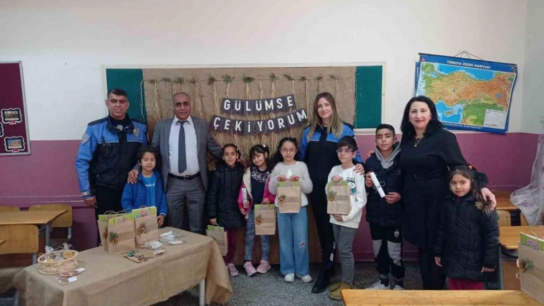 Polis miniklerin karne heyecanına ortak oldu