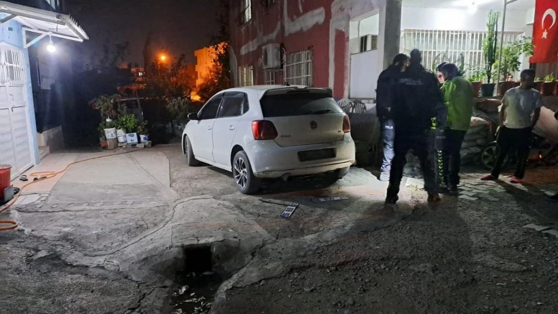 Polisin 'dur' ihtarına uymayan sürücü söktüğü plakaları yanına alamadan kaçtı