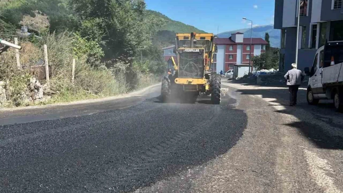 Posof'ta bozulan yollar asfaltlanıyor