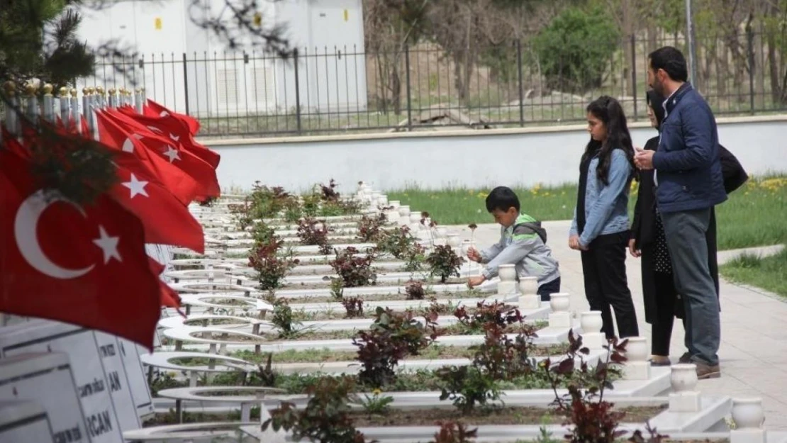 Ramazan Bayramı öncesinde mezarlıklar ziyaretçiyle doldu