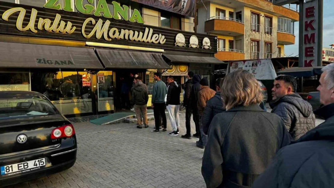 Ramazan'ın ilk gününde sıcak pide kuyruğu geleneği bozulmadı