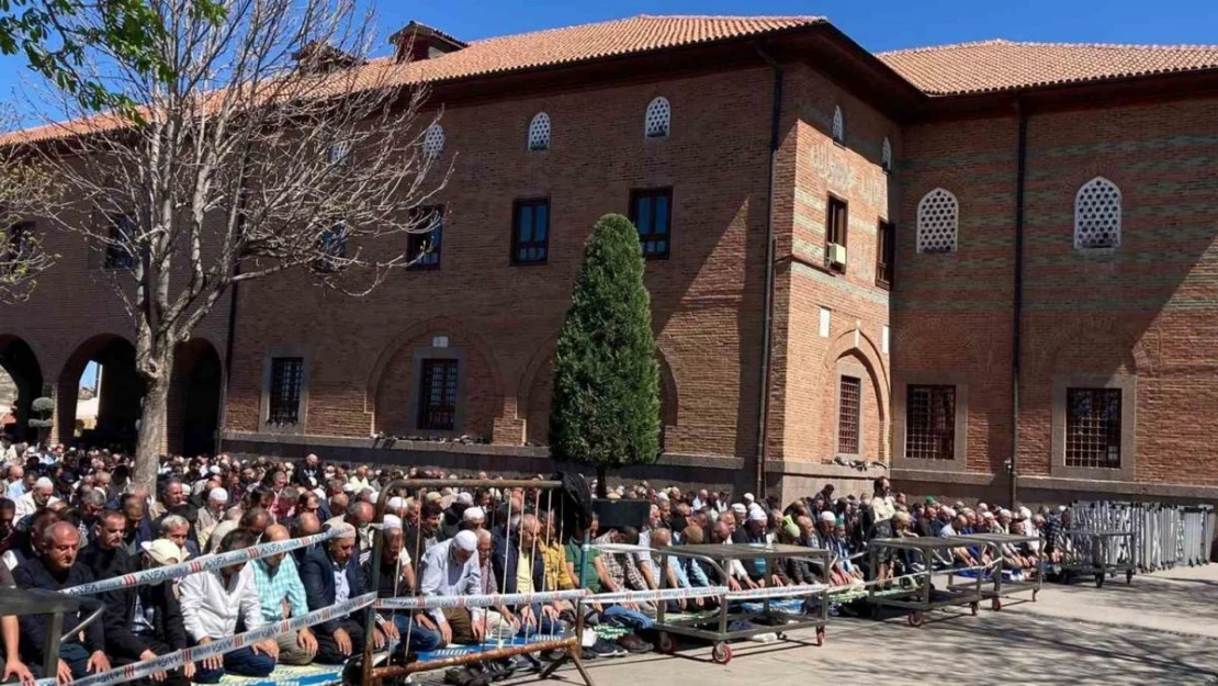 Ramazan'ın son cuma namazında eller semaya açıldı