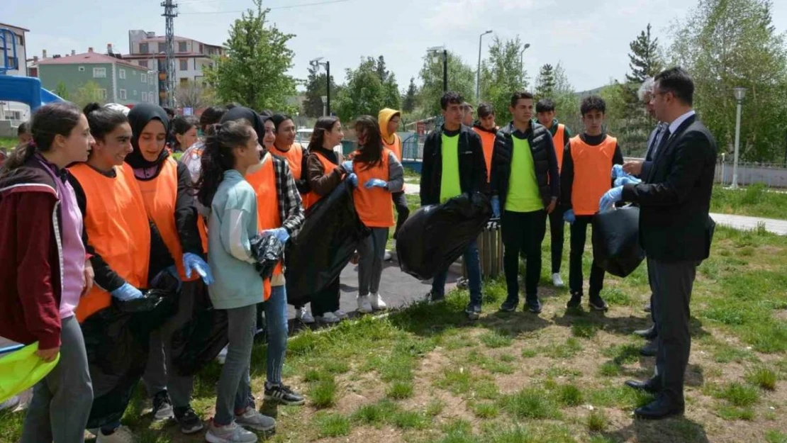 Refahiye'de liseli öğrencilerden çevre duyarlılığı