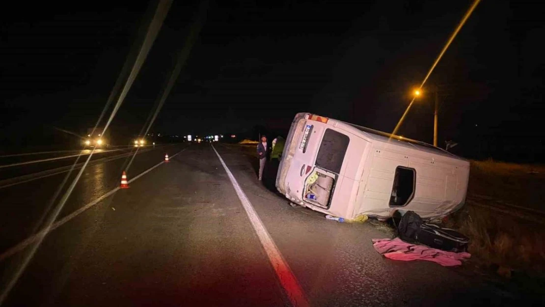 Refüje devrilen minibüste 7 kişi yaralandı