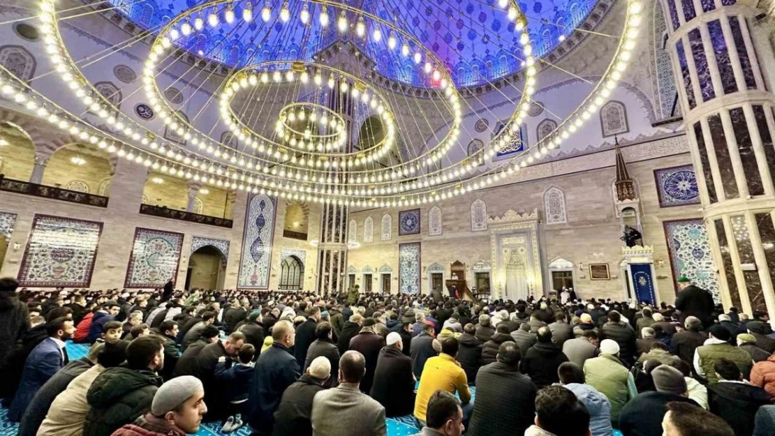 Regaip Kandili'nde Abdülhamit Han Camii doldu taştı