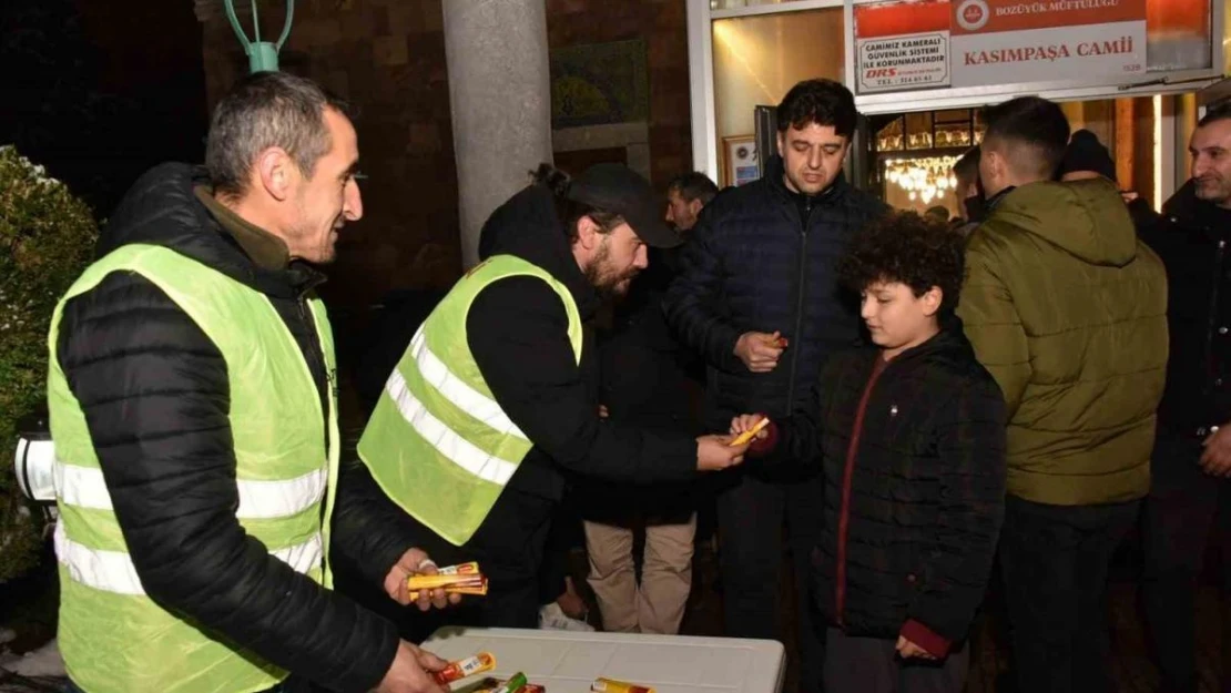 Regaip Kandili'nde şekerler Bozüyük Belediyesi'nden