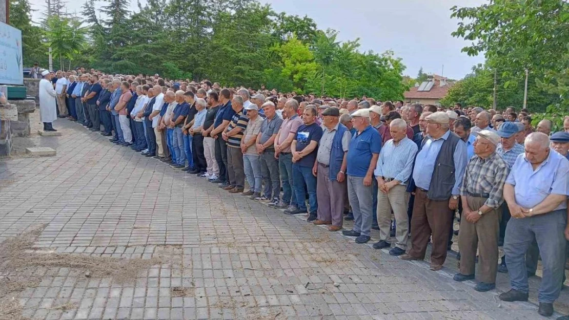 Reklam panosu altında ezilerek ölen kadın son yolculuğuna uğurlandı