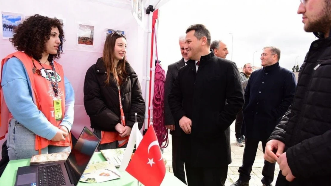 Rektör Topal, öğrenci topluluklarının standını ziyaret etti