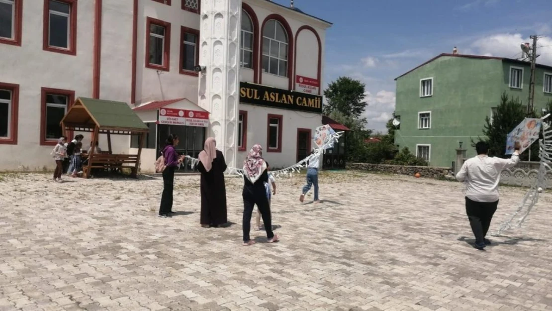 Resul Aslan Camii Yaz Kur'an Kursunda Uçurtma Şenliği