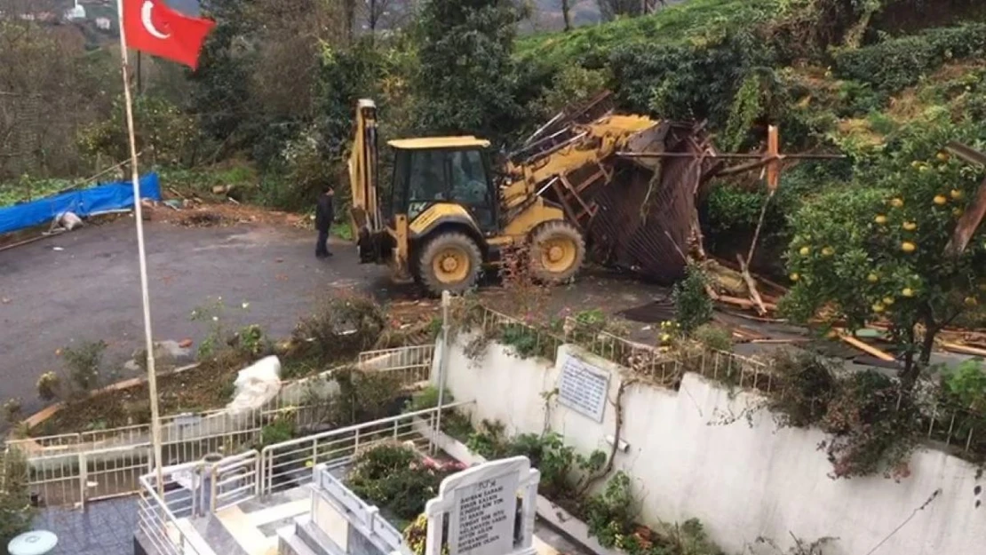 Rize'de fırtına çatıları uçurdu: Araçlar zarar gördü