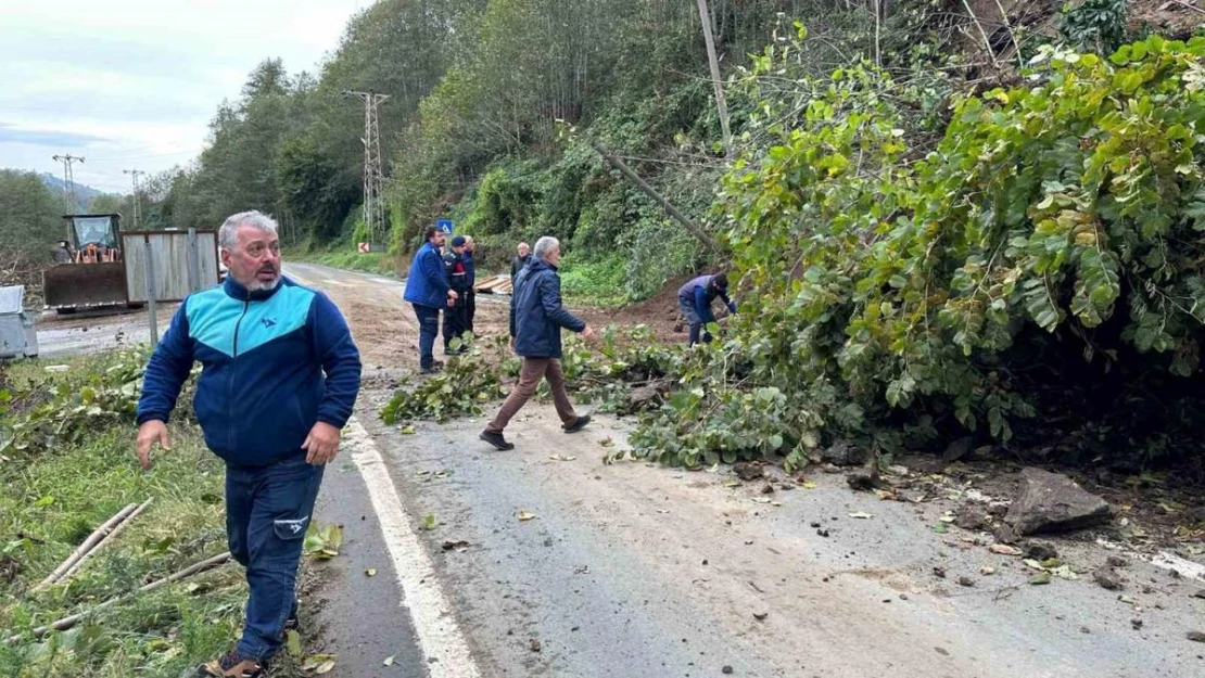 Rize'de heyelan nedeniyle yol ulaşıma kapandı