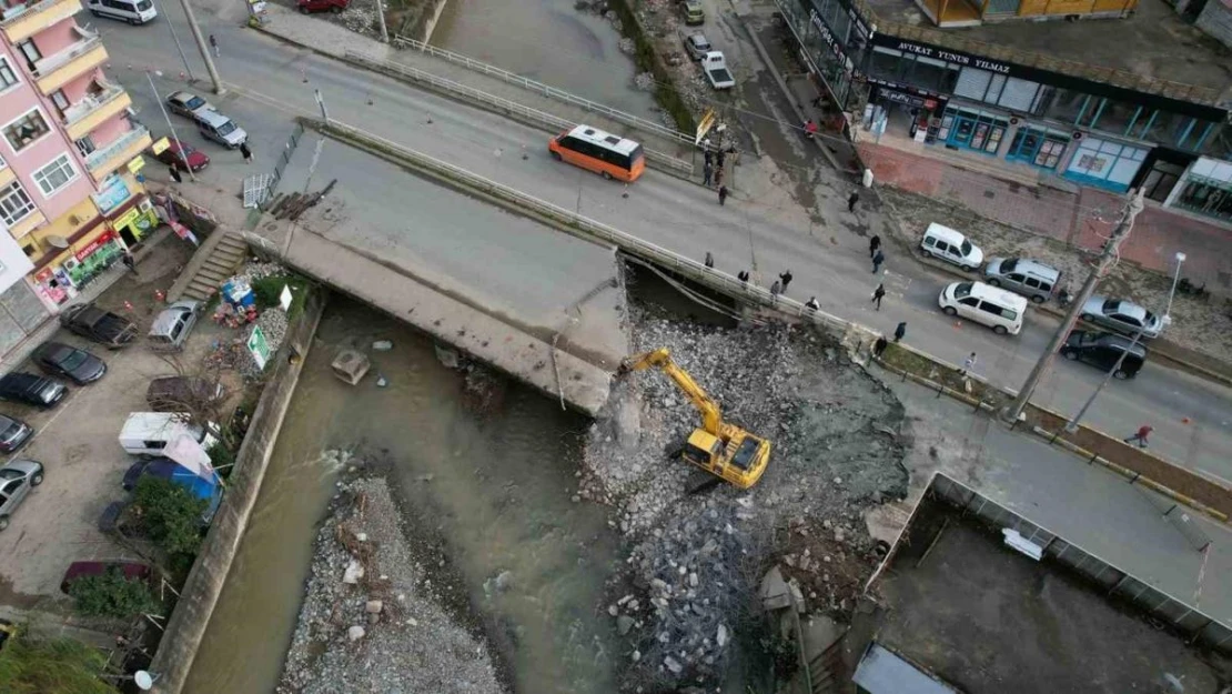 Rize'de şiddetli yağışlarda taşkınlara sebep olan köprüler yıkılıyor