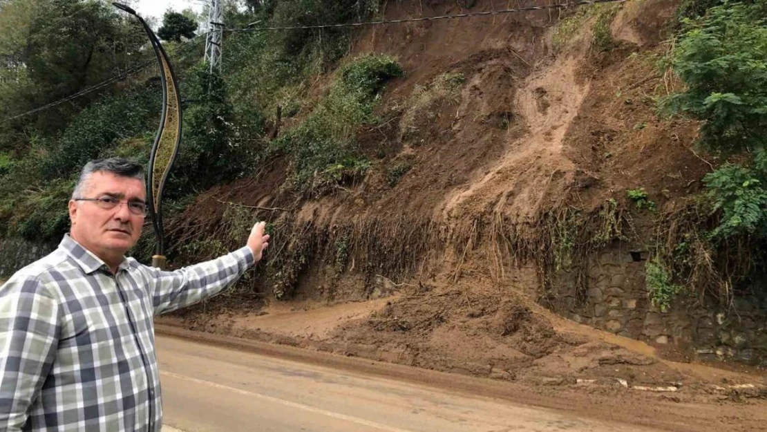 Rize'deki bu mahallenin sakinleri gün geçtikçe büyüyen heyelana çözüm arıyor