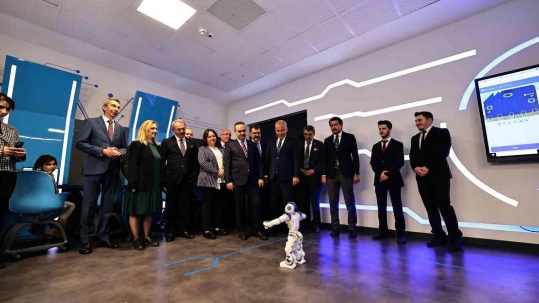 Robot Cezeri'den zeybek şov