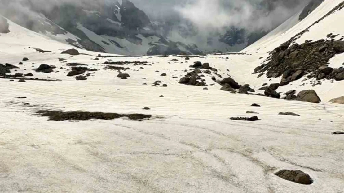 Saatlerce çektiği karlı dağların doğası mest etti: Görüntüler Alpler ve Himalayalar'ı aratmadı