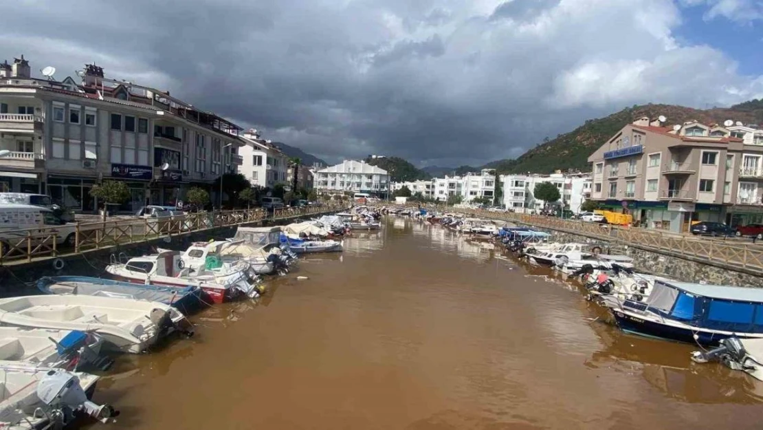 Sağanak sonrası Marmaris'te denizin rengi değişti