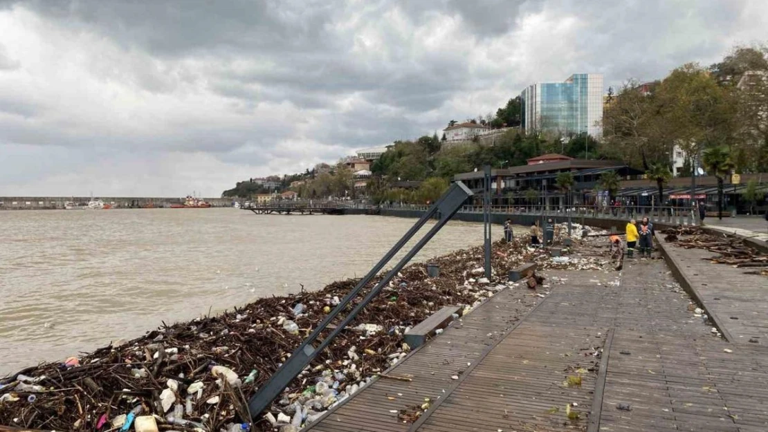 Sağanak sonrası Zonguldak sahilinde kirlilik oluştu