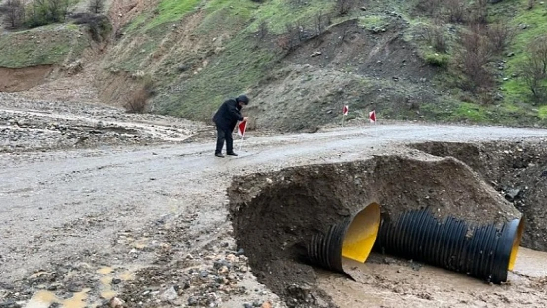 Sağanak yağışın zarar verdiği yollarda onarım çalışması yapıldı