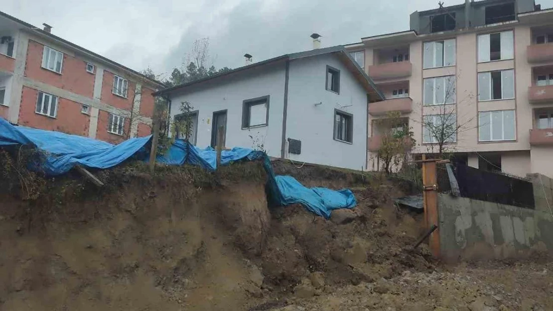 Sağanak yağışlar kazı çalışması yürütülen alanda heyelan neden oldu