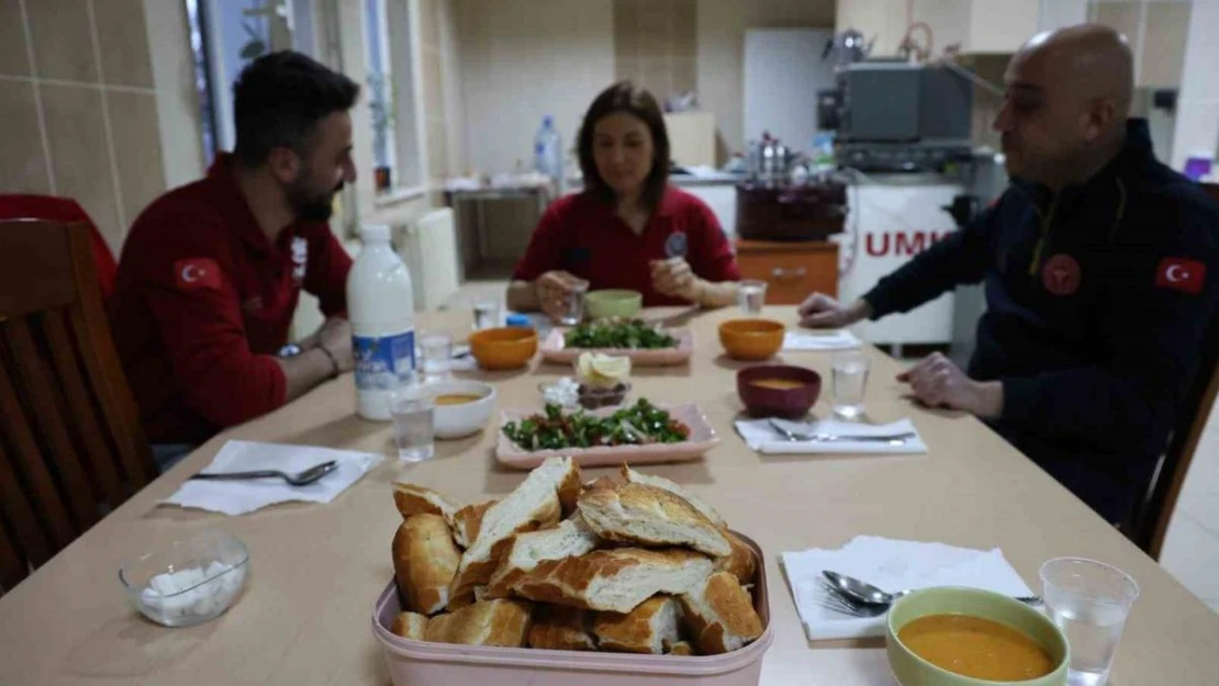 Sağlık çalışanları ilk iftarlarını görev başında yaptı