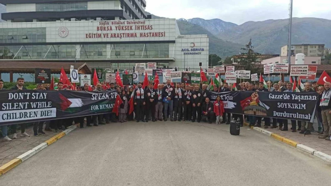 Sağlık çalışanları siyah önlükleriyle İsrail'e tepki gösterdi