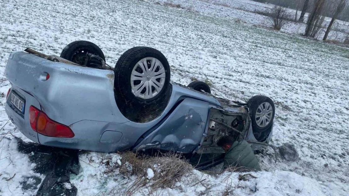 Sağlık çalışanlarını taşıyan otomobil takla attı: 5 yaralı