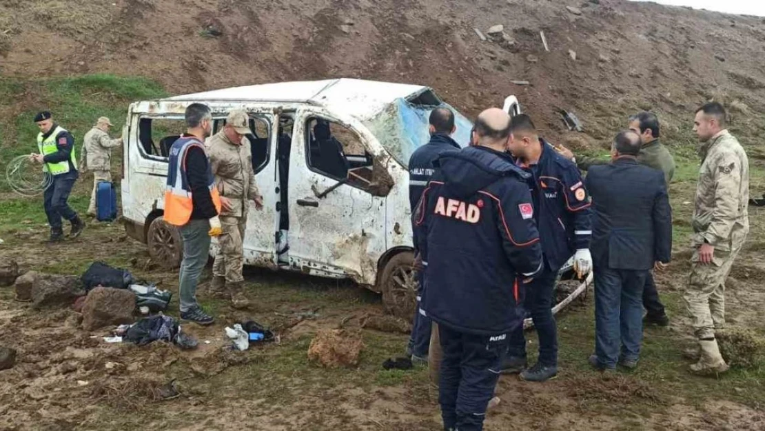 Sağlık personelini taşıyan minibüs şarampole yuvarlandı: 13 yaralı