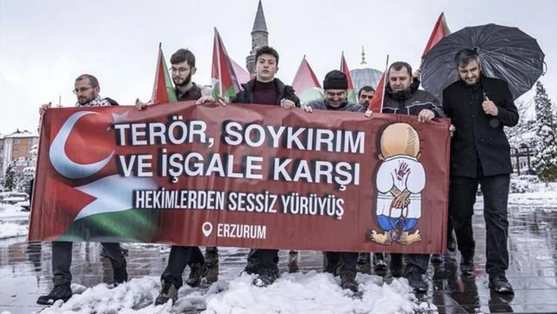 Sağlıkçılar Gazze için sessiz yürüyüşlerini sürdürüyor